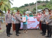 Polres Boalemo Bagi Paket Sembako dan Penampungan Air Bersih di Dusun Tambe
