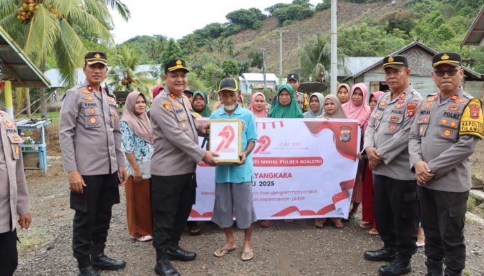 Polres Boalemo Bagi Paket Sembako dan Penampungan Air Bersih di Dusun Tambe