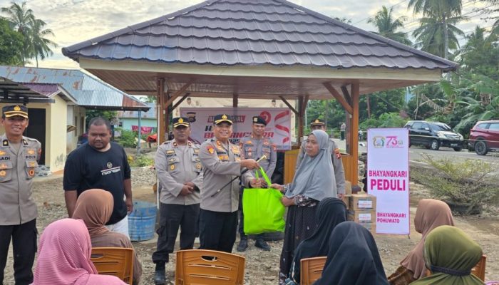 Usai Bantu Bersihkan Rumah, Polres Pohuwato Kini Berbagi Bantuan untuk Warga Terdampak