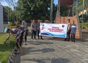 Polda Gorontalo Bantu Warga Bersih-bersih Rumah Ibadah