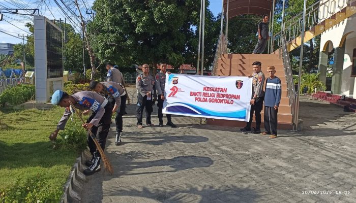 Polda Gorontalo Bantu Warga Bersih-bersih Rumah Ibadah