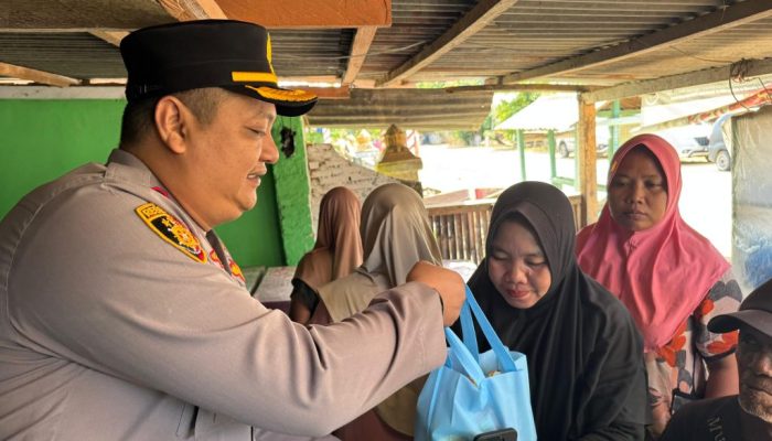 Kapolres Boalemo Bagi-bagi Sembako di Botumoito, Wujud Polri Bantu Warga yang Dilanda Musibah