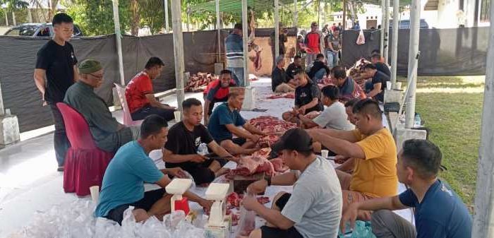 Indahnya Toleransi, Polisi Non Muslim di Pohuwato Ikut Berbaur di Perayaan Idul Adha