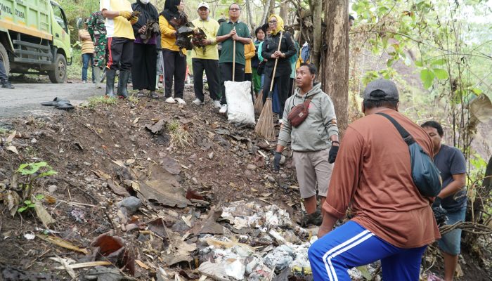 Ciptakan Lingkungan Bersih dan Sehat, Thariq-Nurjanah Pimpin Aksi Grebek Sampah di Desa Bualemo