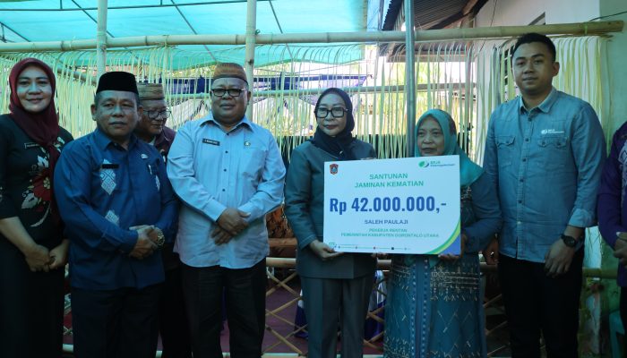 Wabup Nurjanah Serahkan Santunan Kematian BPJS Ketenagakerjaan kepada Ahli Waris