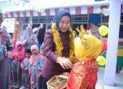 Cegah Stunting, Wabup Nurjana Bagi-bagi Makanan Bergizi di Kwandang