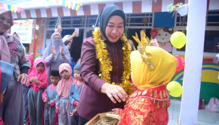 Cegah Stunting, Wabup Nurjana Bagi-bagi Makanan Bergizi di Kwandang