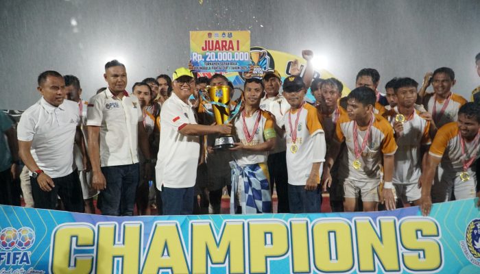 Final Dramatis Diguyur Hujan, Bupati Gorut Resmi Tutup Tolinggula Cup I dengan Kemenangan Bulontio FC